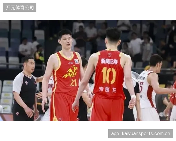 上海队在总决赛首战中依靠内线优势掌控了篮板球，多次二次进攻得分奠定了胜局。
